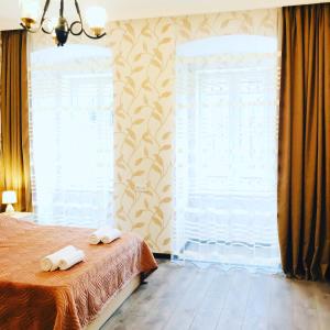 - une chambre avec un lit et des serviettes dans l'établissement Mtatsmindaze, à Tbilissi