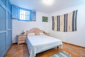 ロダルキラルにあるApartamento del Mar Rodalquilarのベッドルーム1室(ベッド1台、ドレッサー、窓付)