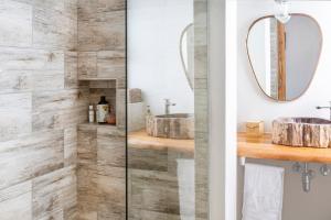 un baño con lavabo y espejo en AtSupers Accommodation, en Jeffreys Bay 110 fotos más