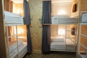 Postel nebo postele na pokoji v ubytování Khoksametchun Hostel