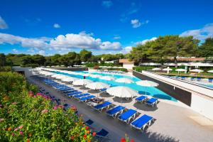 A piscina localizada em VOI Alimini Resort ou nos arredores