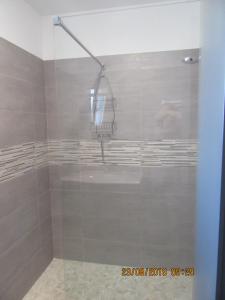 uma casa de banho com um chuveiro e uma porta de vidro em Location La Brée les Bains 15 personnes em La Brée-les-Bains