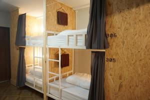 Postel nebo postele na pokoji v ubytování Khoksametchun Hostel