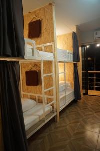 Postel nebo postele na pokoji v ubytování Khoksametchun Hostel