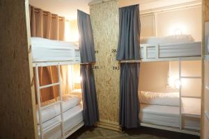 Postel nebo postele na pokoji v ubytování Khoksametchun Hostel