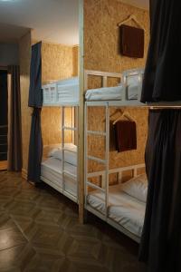 Khoksametchun Hostel emeletes ágyai egy szobában