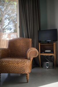 Телевизор и/или развлекательный центр в Ca n'Alorda Holiday Home Cala Llombards piscina, wifi, seguridad y relax
