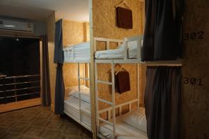 Postel nebo postele na pokoji v ubytování Khoksametchun Hostel