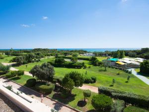 una vista aerea su un parco con alberi e cespugli di VOI Alimini Resort ad Alimini