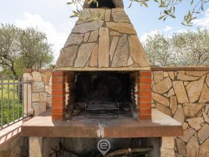 una chimenea de piedra con un banco en su interior en L'Asfodelo - Great Holiday Deal, en Castiadas