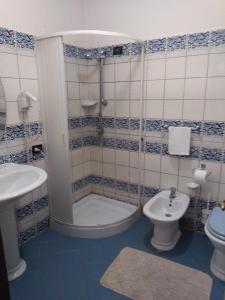 Hotel Sassacci في سيفيتا كاستيلانا: حمام مع حوض ومرحاض ومغسلة