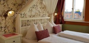 Hotel Villa Rossek tesisinde bir odada yatak veya yataklar