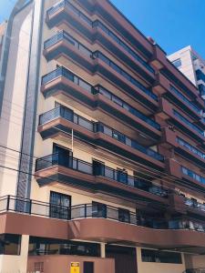 d'un grand bâtiment avec des balcons sur le côté. dans l'établissement Apartamento Meia Praia - Itapema, à Itapema