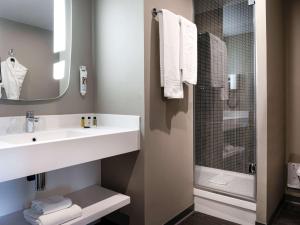 W łazience znajduje się umywalka i prysznic. w obiekcie ibis Nanterre La Défense w mieście Nanterre
