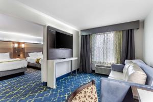 A seating area at Quality Inn Murfreesboro-University Area