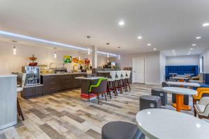 a restaurant with tables and chairs and a cafeteria at Quality Inn Murfreesboro-University Area in Murfreesboro