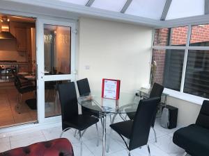 Posezení v ubytování My-Places Abbotsfield Court Townhouse 4
