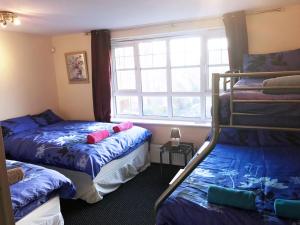 Säng eller sängar i ett rum på My-Places Abbotsfield Court Townhouse 4