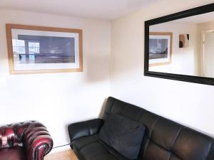 Posezení v ubytování My-Places Abbotsfield Court Townhouse 4