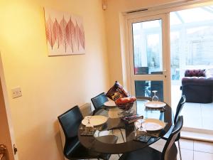 Posezení v ubytování My-Places Abbotsfield Court Townhouse 4