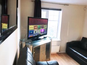 TV a/nebo společenská místnost v ubytování My-Places Abbotsfield Court Townhouse 4