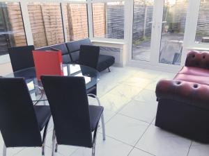 Posezení v ubytování My-Places Abbotsfield Court Townhouse 4