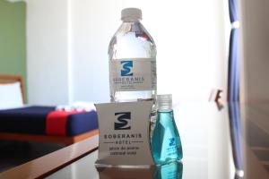 una botella de agua sobre una mesa en Hotel Soberanis en Cancún