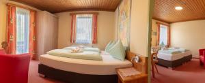Postel nebo postele na pokoji v ubytování Hotel Landhof Simeter GMBH
