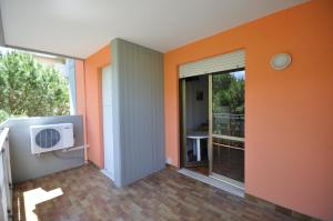 Habitación naranja con puerta y balcón en Condominio Tiziano B, en Bibione