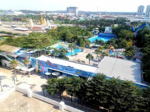 una vista aérea de un parque acuático con piscina en A's House i-City 1-4pax Studio Netflix Wifi, en Shah Alam