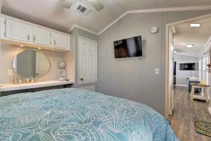 1 dormitorio con 1 cama grande y espejo en Bright Miramar Tropical Cabana, 2 Blocks to Beach!, en Destin
