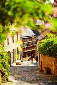 a cobblestone street in an old town with buildings at Chambres d'hôtes Logis Du Jerzual in Dinan