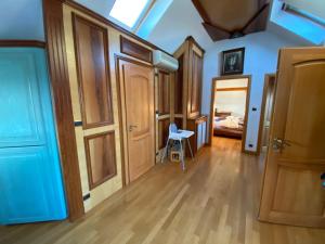 una camera con porte in legno e una stanza con una sedia di Appart Les Cerises Entre Strasbourg et Haguenau a Bischwiller