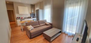 Televízia a/alebo spoločenská miestnosť v ubytovaní Apartamentos MIRADOR DEL TRANSITO