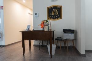 een bureau met een laptop op de kamer bij Maison Gentile in Lucca
