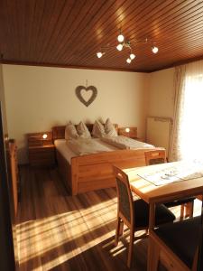 una camera da letto con un letto con un cuore sul muro di Bauernhof Moar a Kernhof