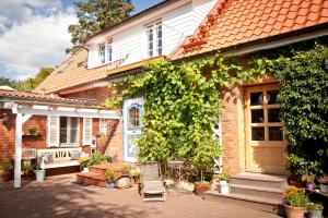 a house with a bunch of ivy on the side of it at Lütte Pension in Egestorf