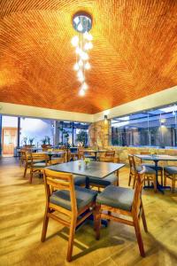 Zitácuaro的住宿－Hotel Casa Iturbe，餐厅内带桌椅的用餐室