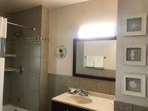 ein Bad mit einem Waschbecken und einer Dusche in der Unterkunft Ocean Lodge Hotel & Apartments in Ocean City