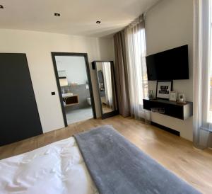 a bedroom with a large bed and a large mirror at WeinQuartier Bissersheim in Bissersheim