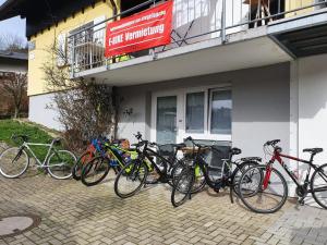 um grupo de bicicletas estacionadas fora de um edifício em Am Siegelbächle -2 mit E-Bikes Vermietung em Siegelau
