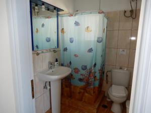 A bathroom at Απεραντο Γαλαζιο