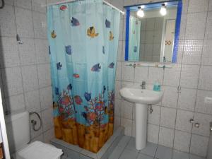 A bathroom at Απεραντο Γαλαζιο