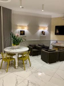 TV a/nebo společenská místnost v ubytování Hotel La Pace