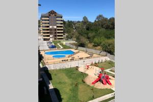 Θέα της πισίνας από το Departamento en Edificio Costanera Playa Villarrica ή από εκεί κοντά