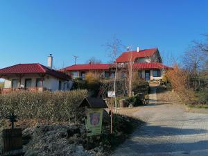 パヴロフにあるPenzion Nad jezeremの赤屋根の家屋群