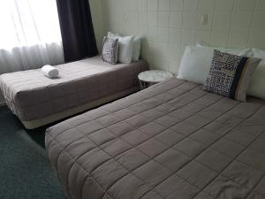 Tempat tidur dalam kamar di Parkview Motel