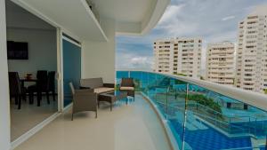 カルタヘナ・デ・インディアスにあるPoseidon Lake Apartmentsの建物の上にテーブルと椅子が置かれたバルコニー