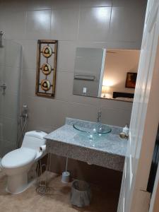 Bienvenidos a Guararé في Los Santos: حمام مع حوض ومرحاض ومرآة