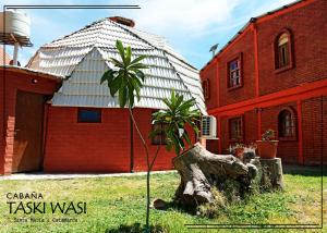d'une maison avec une étreinte d'arbre à côté d'un bâtiment dans l'établissement Cabaña Taski Wasi, à Santa María